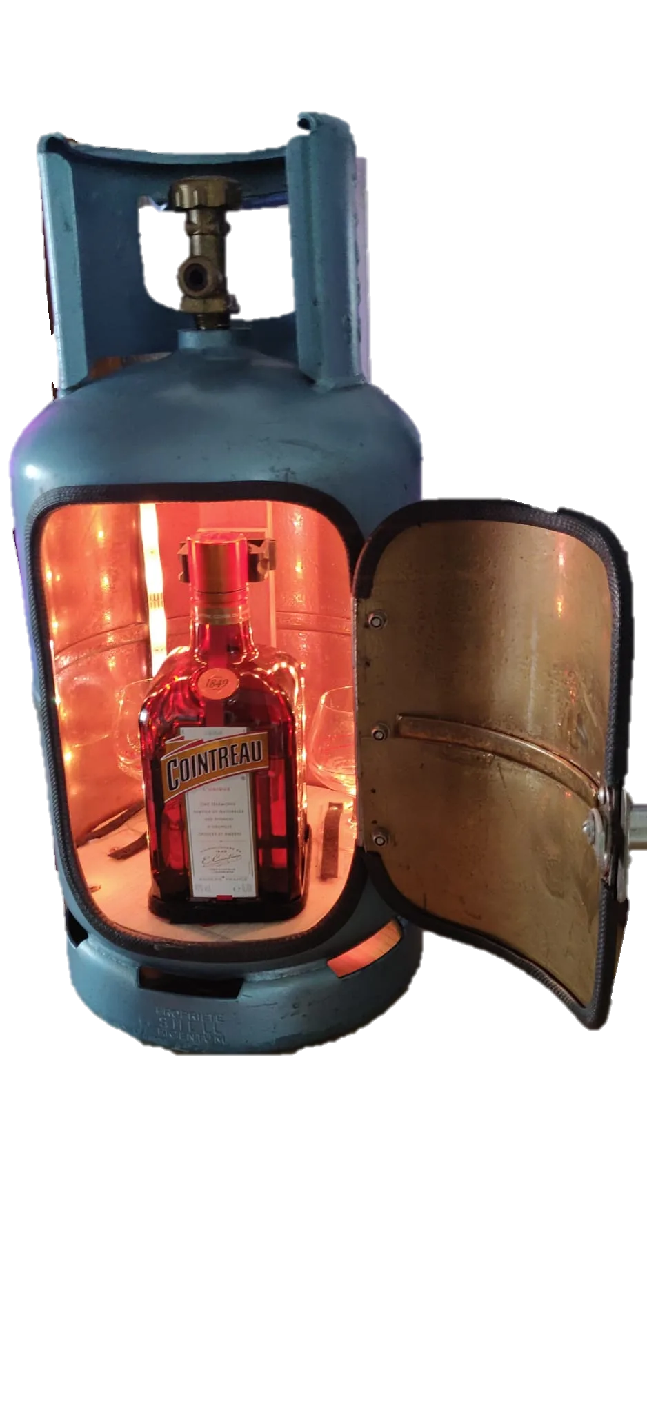 Gasflasche umgebaut zur Mini-Bar mit Cointreau-Flasche und warmer Beleuchtung