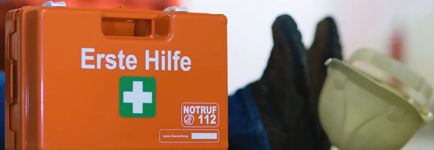 Orangefarbener Erste-Hilfe-Koffer im Betrieb