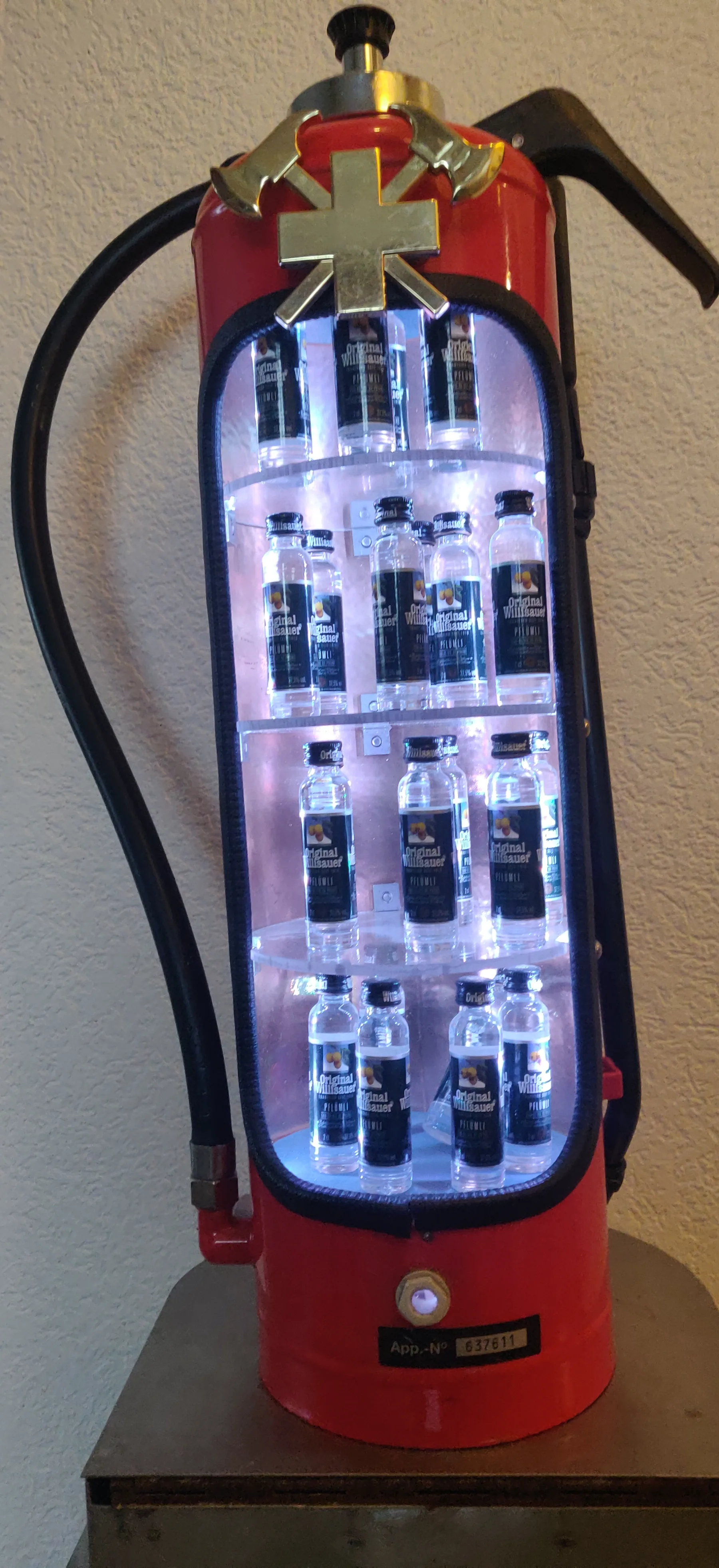 Rote Mini-Bar mit Shot-Regalen und roter LED-Beleuchtung