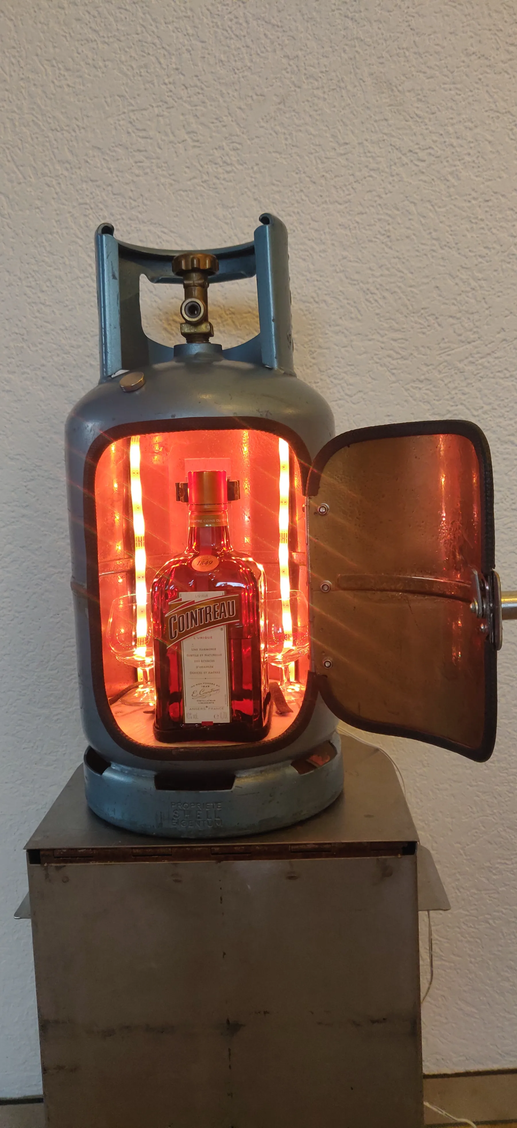 Mini-Bar mit türkiser LED-Beleuchtung