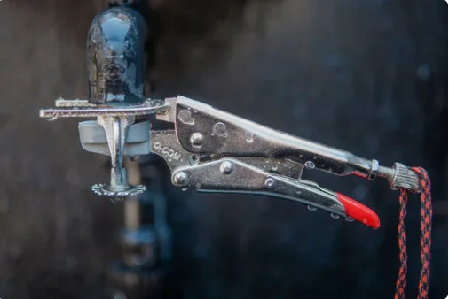 Sprinklerschutzzange am Sprinklerkopf — Detailansicht