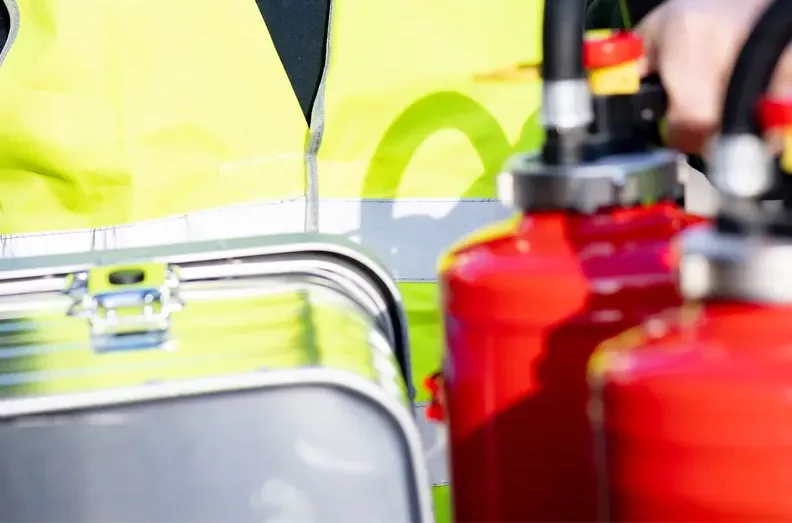 Brandwache im Einsatz: Warnweste, Löscher und Ausrüstungskoffer bereitgestellt