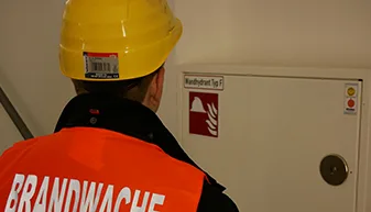 Brandwache kontrolliert einen Wandhydranten