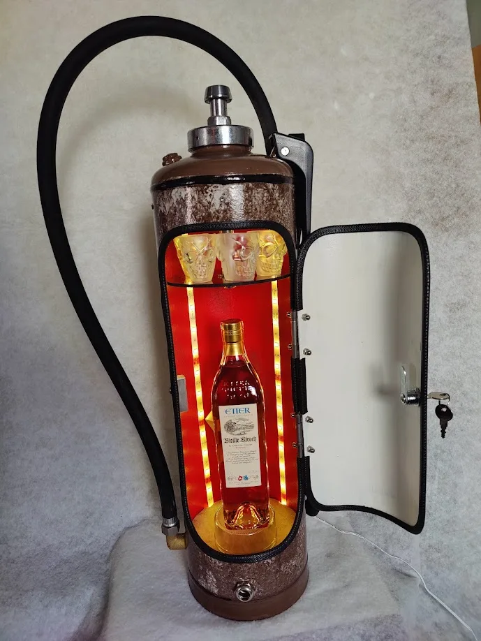 Mini-Bar in Rostoptik mit Totenkopf-Gläsern und Kirschflasche