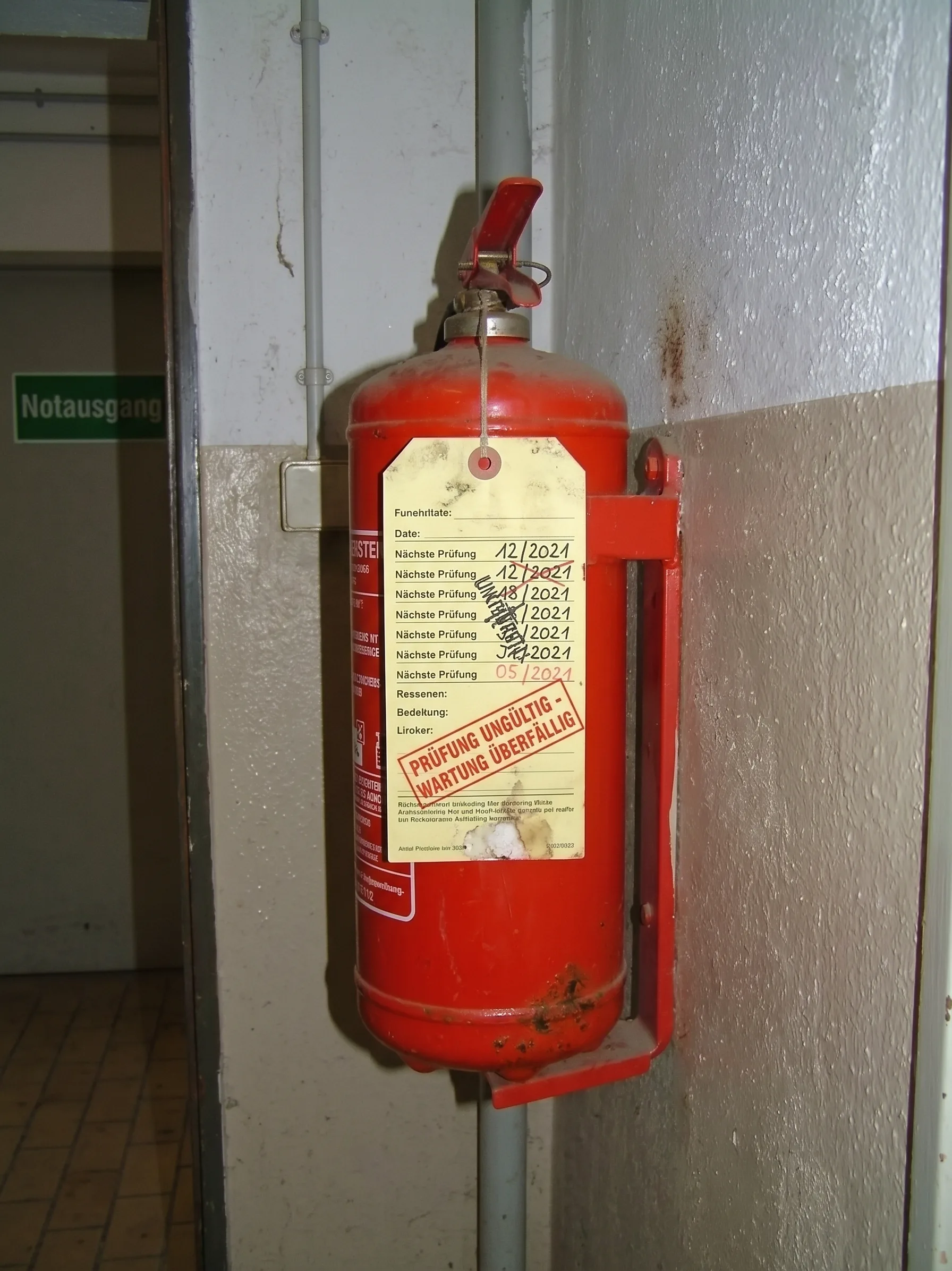Feuerlöscher mit überfälliger Wartungsetikette – Prüfung ungültig