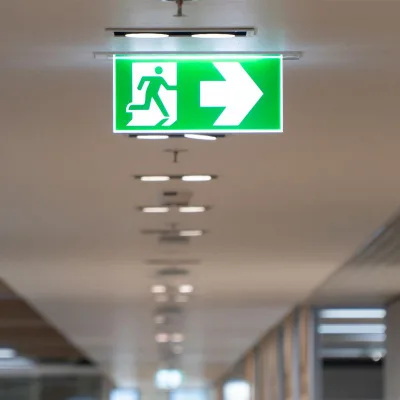 Noxion LED-Notleuchte für Wand- und Deckenmontage mit Wegweiser-Symbolen