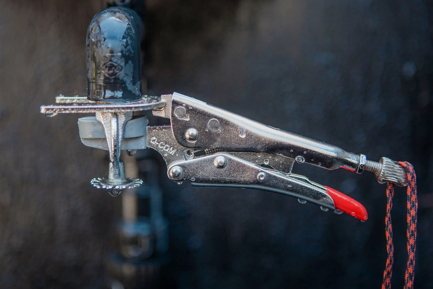 Commercial Fire Sprinkler Tool im Einsatz am ausgelösten Sprinklerkopf