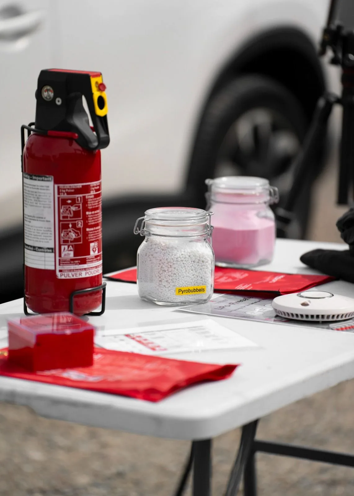 Feuerlöscher, PyroBubbles, Löschdecke und Rauchmelder auf einem Tisch