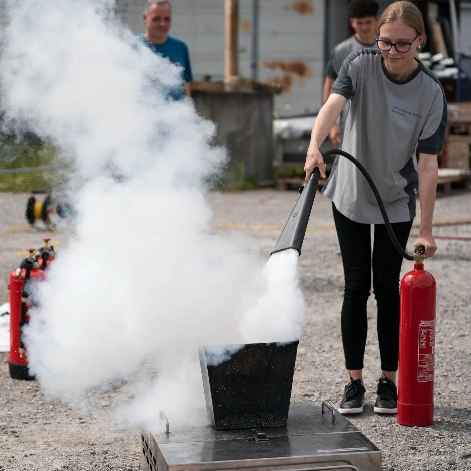 Funktionsprüfung eines Handfeuerlöschers bei der Wartung