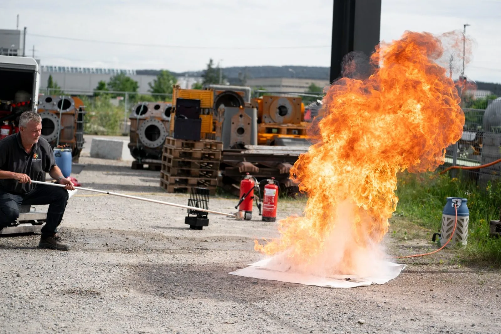 Meterhohe Stichflamme bei der Demonstration eines Fettbrands in einer Brandschutzschulung der 4 Hands GmbH