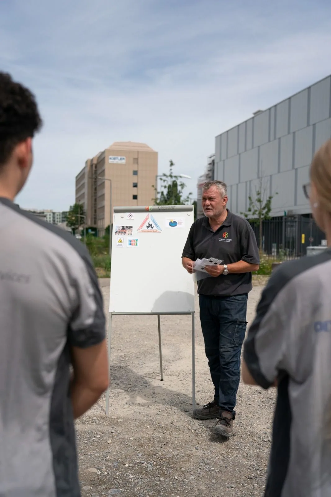 Theorieteil einer Grundschulung mit Gruppe und Flipchart