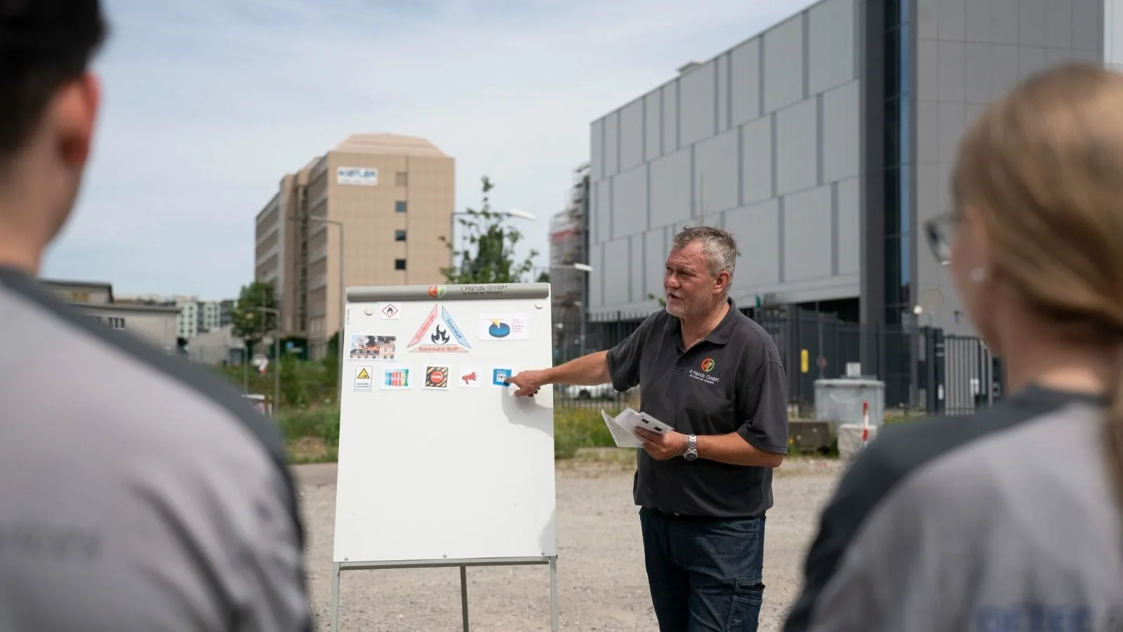 Kursleiter der 4 Hands GmbH erklärt am Flipchart die Grundlagen des Brandschutzes