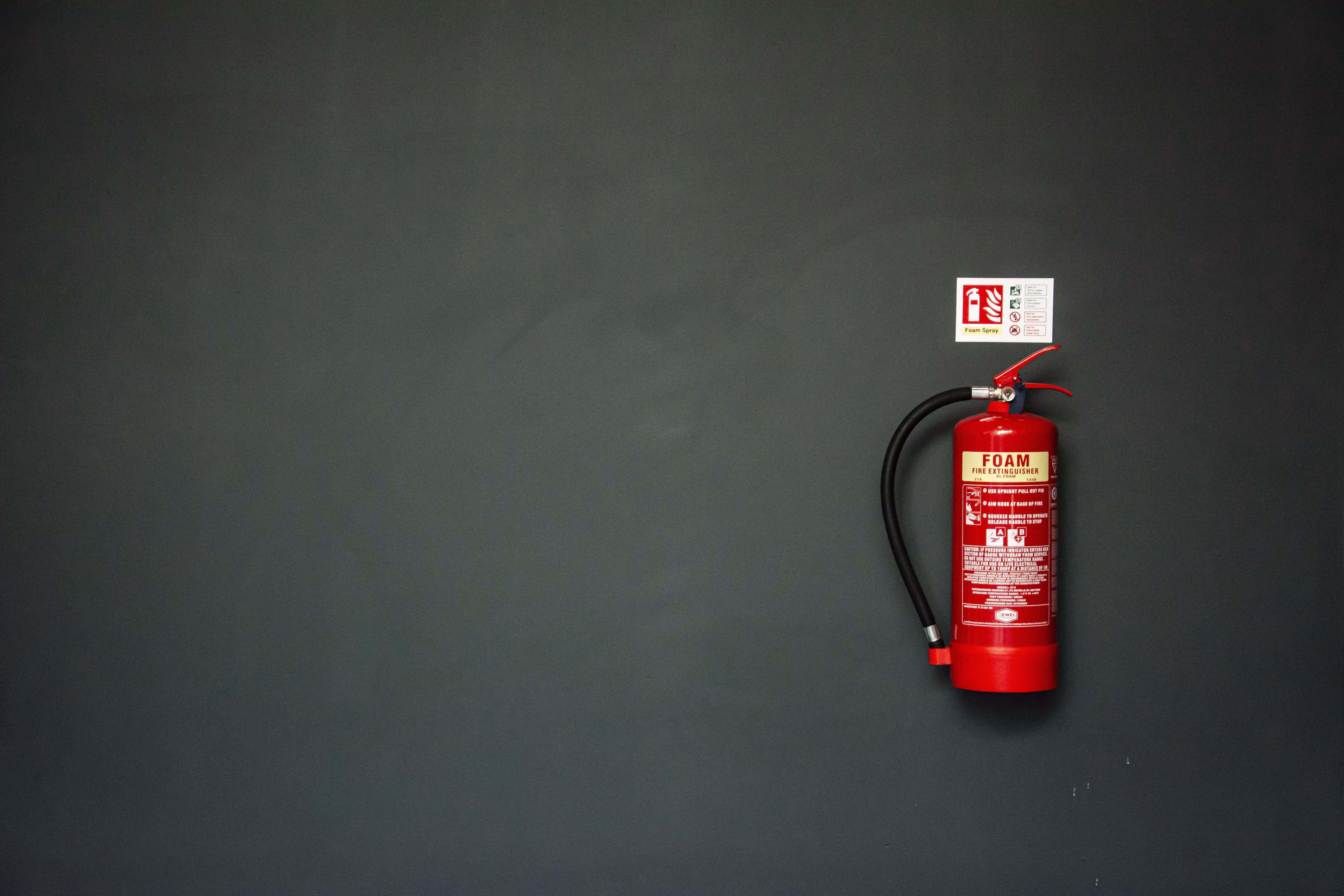 Feuerlöscher an einer Wand im Gebäude