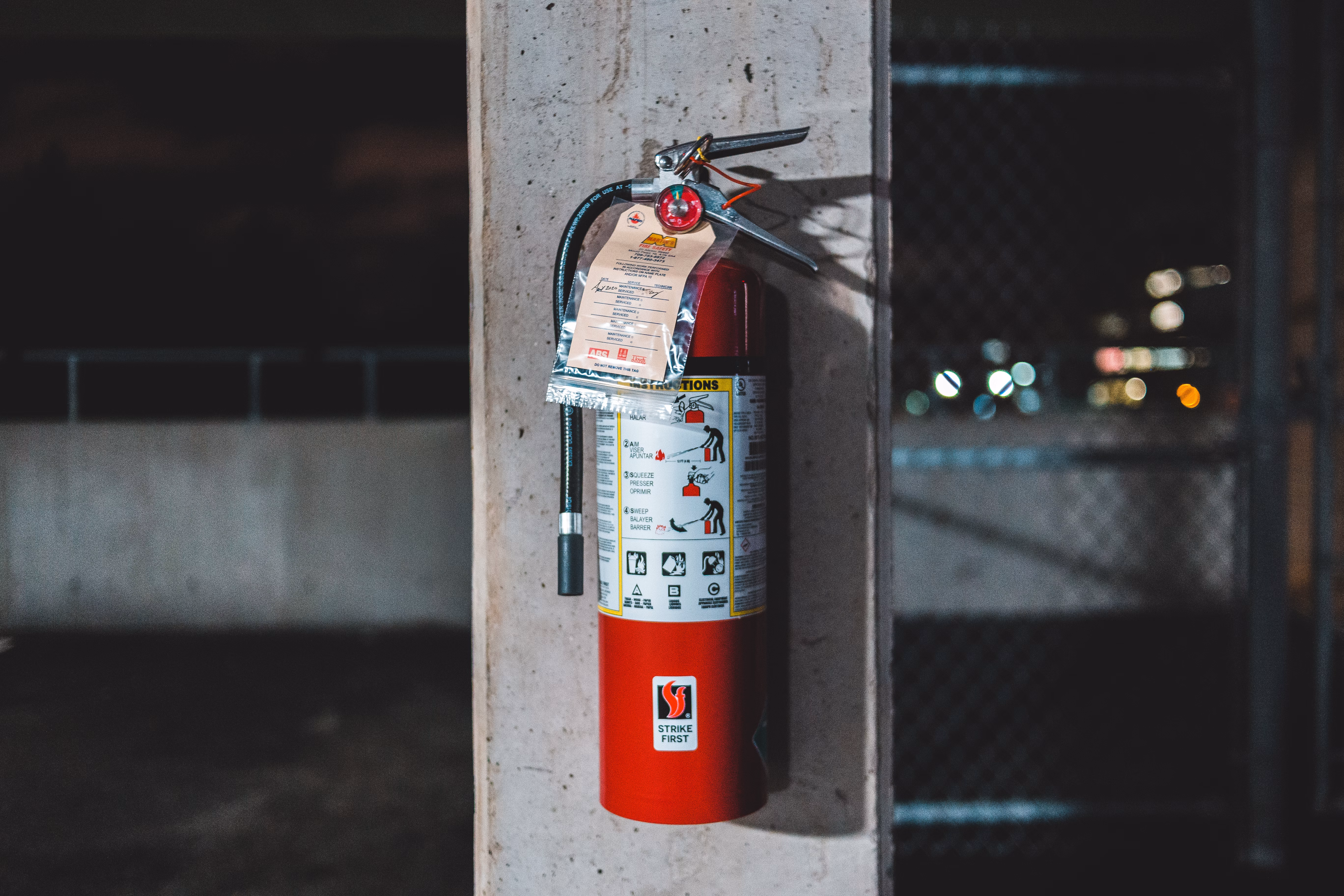 Feuerlöscher an der Wand einer Betriebsliegenschaft