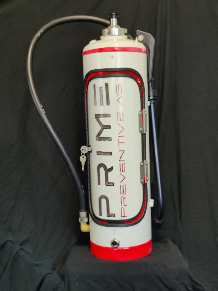 Weisser Feuerlöscher mit Firmenlogo Prime Preventive AG