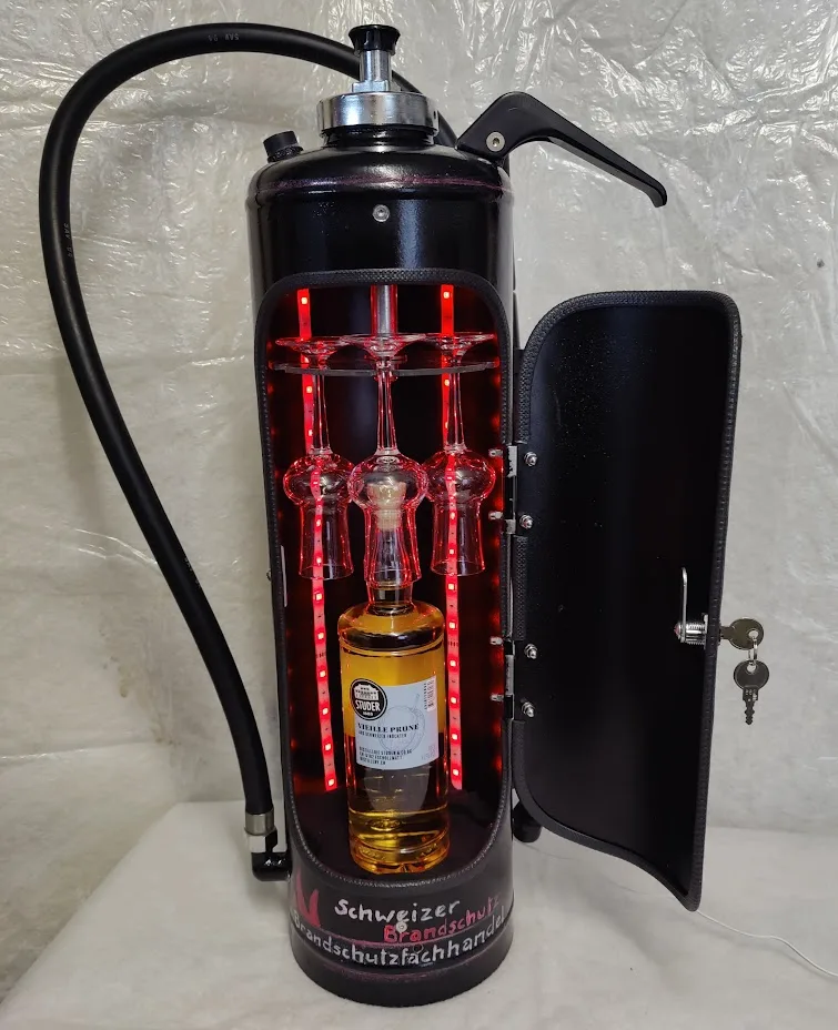 Schwarze Mini-Bar mit drei hängenden Gläsern, Schnapsflasche und Firmenschriftzug
